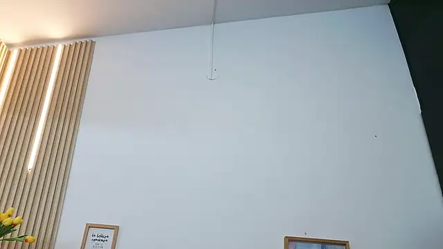 AmaraVell online show from April 15, 2026, 7:58 pm