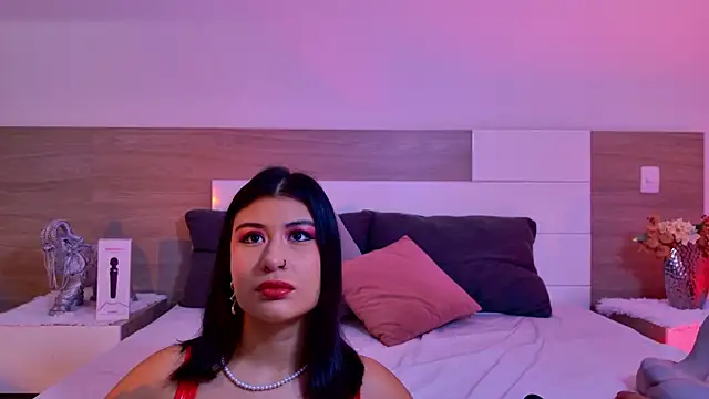 DaphneWayne online show from April 17, 2026, 7:06 pm