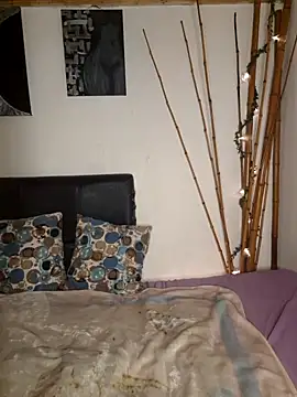 xanthenyx  online show from April 12, 2026, 4:05 am