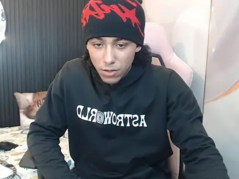 taylor bigdick18 online show from April 18, 2026, 1:52 am