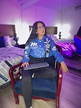 Lunaliaa  online show from March 25, 2026, 5:29 am