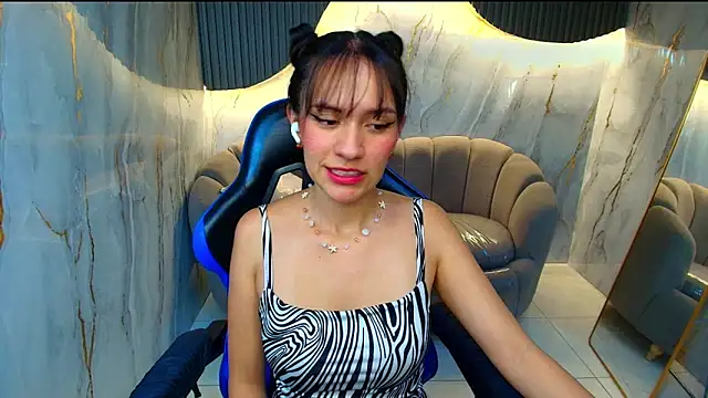 Snapshot of candy_sky_r chatting on April 23, 2026, 3:13 am candy sky r online show from April 23, 2026, 3:13 am