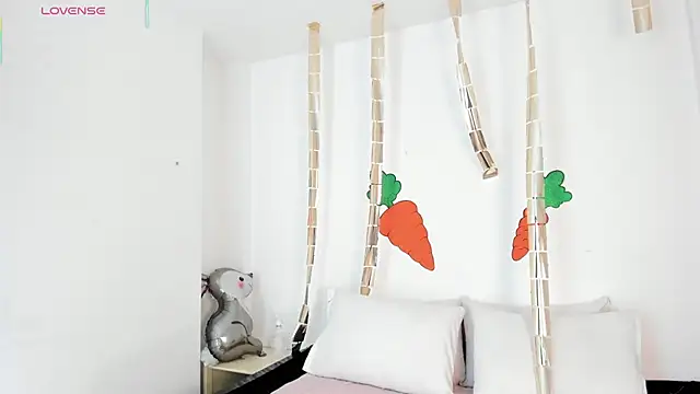 Snapshot of Eve-01 chatting on April 7, 2026, 7:15 pm Eve-01 online show from April 7, 2026, 7:15 pm