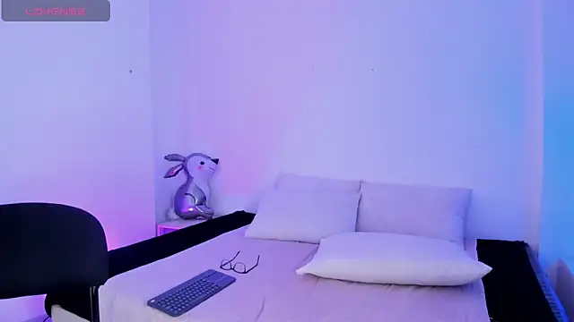 Snapshot of Eve-01 chatting on April 13, 2026, 8:13 pm Eve-01 online show from April 13, 2026, 8:13 pm