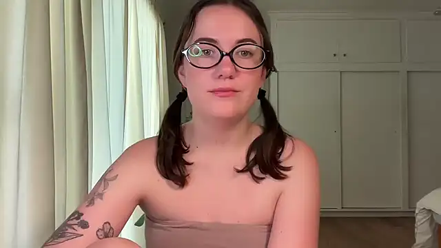 Snapshot of summerxo chatting on June 5, 2026, 8:25 pm summerxo online show from June 5, 2026, 8:25 pm