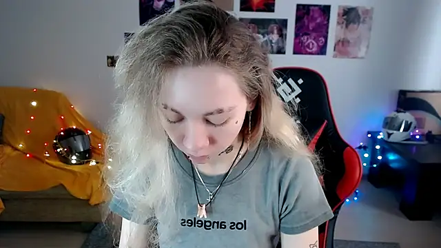 Nica Kawaii online show from April 3, 2026, 8:32 am