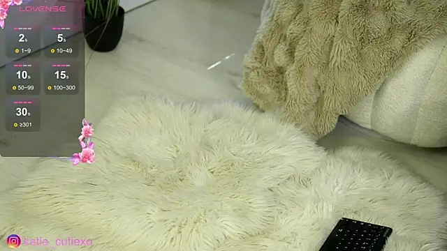 Snapshot of KatieCutieXooo chatting on June 11, 2026, 12:02 pm KatieCutieXooo online show from June 11, 2026, 12:02 pm