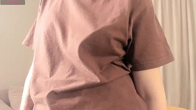 Snapshot of LareeGuzzo chatting on April 8, 2026, 7:15 pm LareeGuzzo online show from April 8, 2026, 7:15 pm