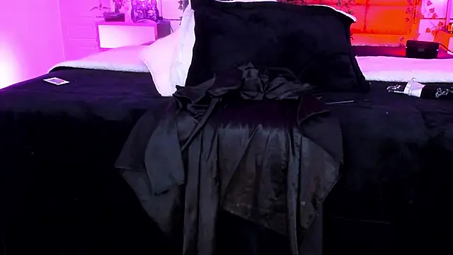 Snapshot of Vickmoon chatting on June 4, 2026, 8:35 pm Vickmoon online show from June 4, 2026, 8:35 pm
