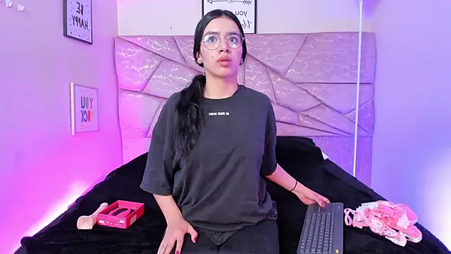 Snapshot of Amara_Velle chatting on May 4, 2026, 1:03 pm Amara Velle online show from May 4, 2026, 1:03 pm