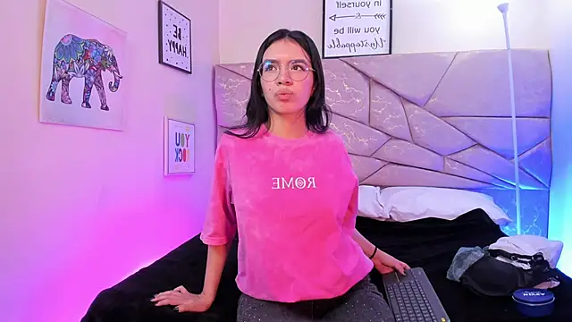 Amara Velle online show from April 6, 2026, 1:12 pm