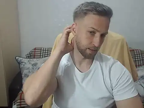 Snapshot of BlondEagleMuscle chatting on May 31, 2026, 6:42 pm BlondEagleMuscle online show from May 31, 2026, 6:42 pm