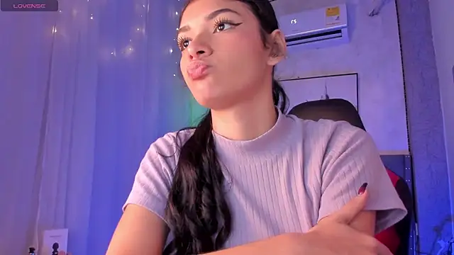 Snapshot of karolina_vince chatting on April 15, 2026, 6:45 pm karolina vince online show from April 15, 2026, 6:45 pm