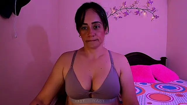 Snapshot of sara_florez12 chatting on August 3, 2026, 11:38 am sara florez12 online show from August 3, 2026, 11:38 am