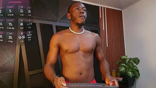 Snapshot of Oliver_Laurent_ chatting on April 14, 2026, 11:32 pm Oliver Laurent online show from April 14, 2026, 11:32 pm