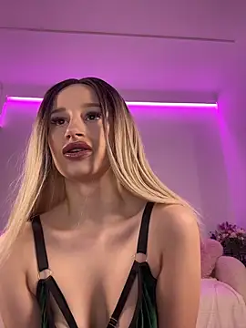 ScarletFlameee online show from March 11, 2026, 9:09 pm