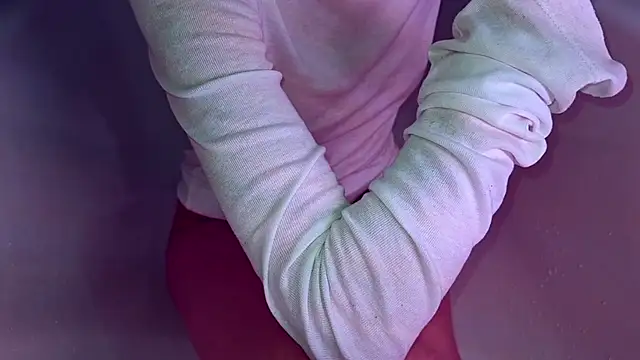 Snapshot of very_strange_things chatting on April 4, 2026, 5:25 am very strange things online show from April 4, 2026, 5:25 am