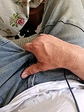 Snapshot of Activ1top chatting on April 11, 2026, 8:40 am Activ1top online show from April 11, 2026, 8:40 am