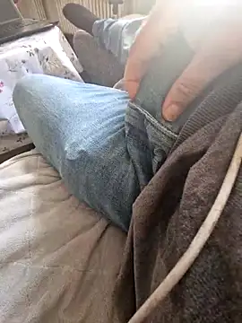 Snapshot of Activ1top chatting on April 1, 2026, 2:03 pm Activ1top online show from April 1, 2026, 2:03 pm