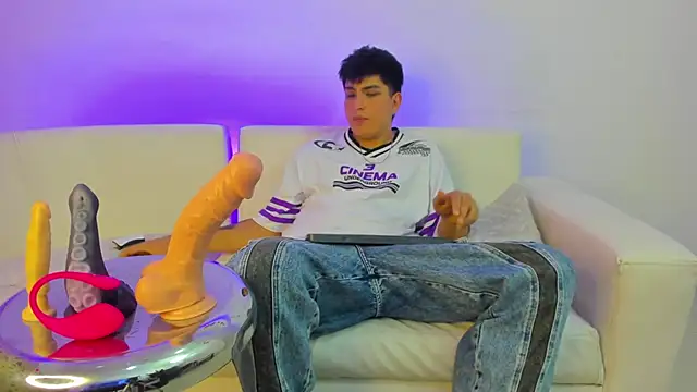 Snapshot of ThomasThundr chatting on April 15, 2026, 5:13 am ThomasThundr online show from April 15, 2026, 5:13 am