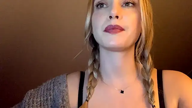 Snapshot of ScarlettSensitive chatting on April 16, 2026, 9:39 pm ScarlettSensitive online show from April 16, 2026, 9:39 pm
