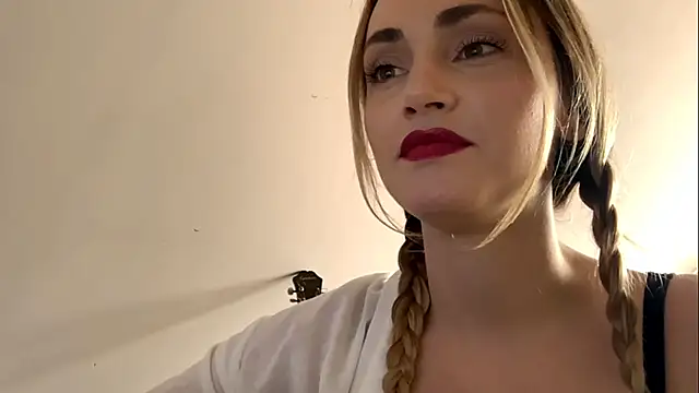 Snapshot of ScarlettSensitive chatting on April 3, 2026, 2:23 pm ScarlettSensitive online show from April 3, 2026, 2:23 pm