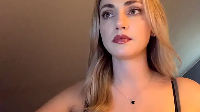 Snapshot of ScarlettSensitive chatting on April 15, 2026, 2:10 pm ScarlettSensitive online show from April 15, 2026, 2:10 pm