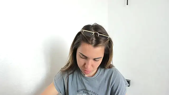 summmmersky1 online show from April 22, 2026, 7:26 am