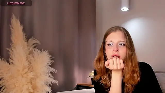 KristinDavis online show from April 4, 2026, 5:36 am