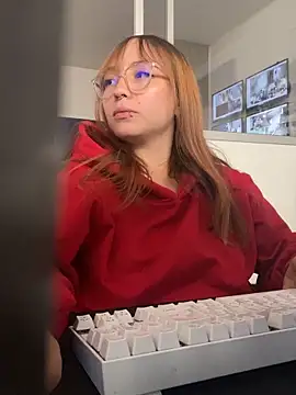 Snapshot of Milaac_ chatting on April 6, 2026, 4:52 pm Milaac online show from April 6, 2026, 4:52 pm
