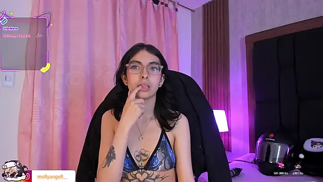 Molly A online show from April 16, 2026, 9:39 pm