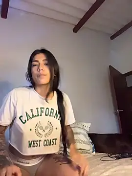 Twoshotsparty420 online show from April 13, 2026, 2:43 pm