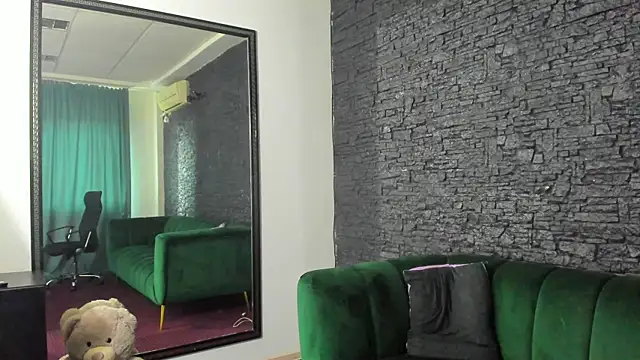 Snapshot of DiamondMilff chatting on March 21, 2026, 8:19 am DiamondMilff online show from March 21, 2026, 8:19 am