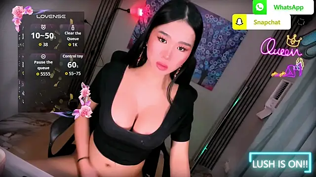 xBigSurpriseLorainex online show from May 19, 2026, 1:18 pm