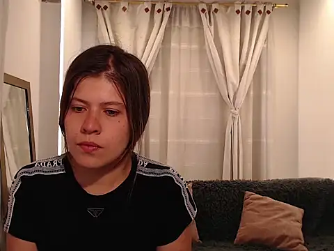 Moonna linnda online show from March 18, 2026, 1:46 pm