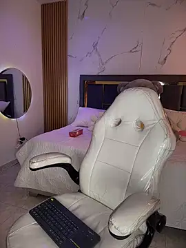 Babyzoee  online show from April 9, 2026, 8:59 pm