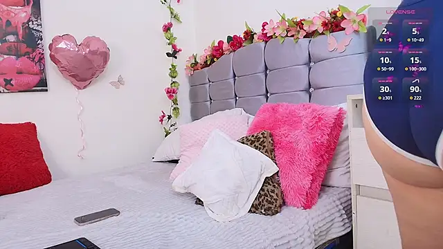 Isabella Roses  online show from April 7, 2026, 2:35 am