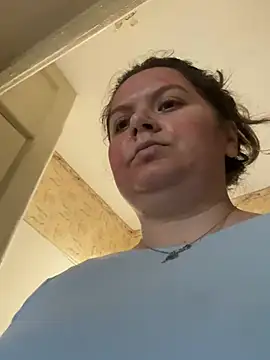 Nenssy555 online show from April 17, 2026, 2:42 pm