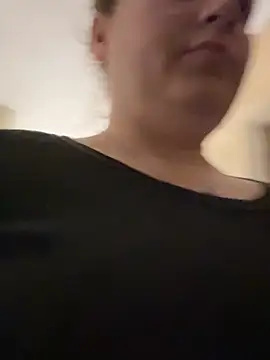 Nenssy555 online show from April 15, 2026, 7:18 pm