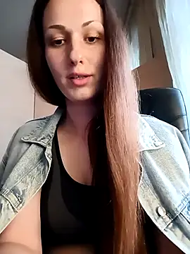 LunaCrystall online show from April 4, 2026, 4:13 pm