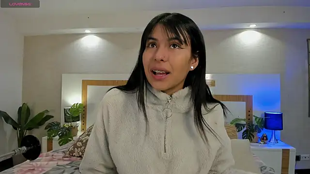 Snapshot of Violettaa_Stone chatting on June 17, 2026, 3:39 am Violettaa Stone online show from June 17, 2026, 3:39 am