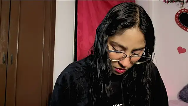 PaulaCutexs online show from May 4, 2026, 5:22 am