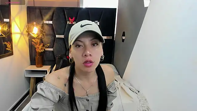 Abril Fox   online show from April 11, 2026, 8:01 pm