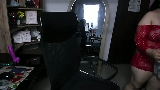 Snapshot of Emilyy_Moon_ chatting on May 15, 2026, 2:31 am Emilyy Moon online show from May 15, 2026, 2:31 am