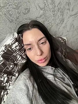 MishellKins online show from April 9, 2026, 10:43 am