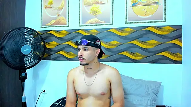Snapshot of Leon_Hotx chatting on April 24, 2026, 7:27 pm Leon Hotx online show from April 24, 2026, 7:27 pm