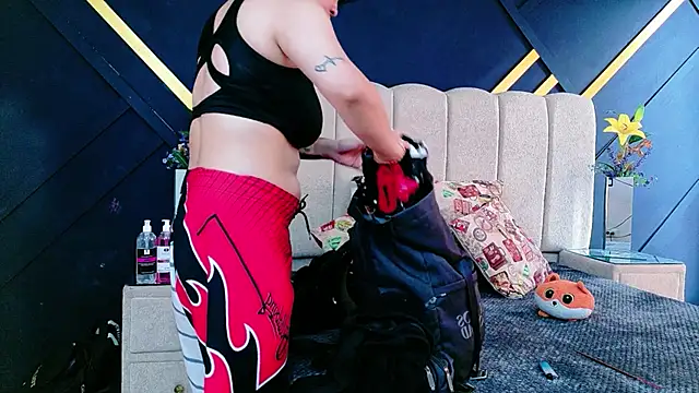 NikiEvanz online show from May 8, 2026, 4:55 pm