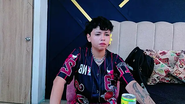 NikiEvanz online show from May 18, 2026, 6:01 pm