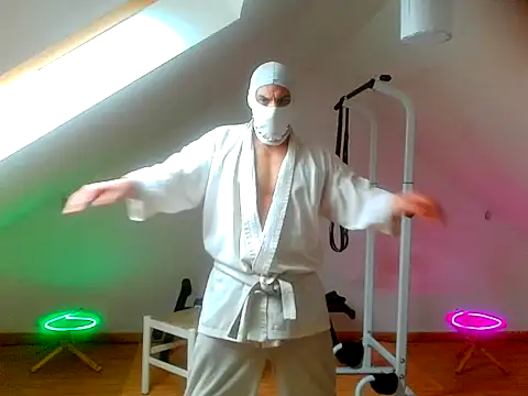 Snapshot of NinjaLaser chatting on April 15, 2026, 11:27 am NinjaLaser online show from April 15, 2026, 11:27 am