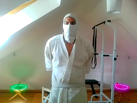 Snapshot of NinjaLaser chatting on April 9, 2026, 11:16 am NinjaLaser online show from April 9, 2026, 11:16 am